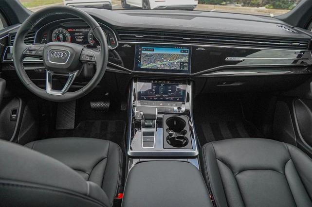Photo of 2025 Satellite Silver Metallic Audi Q7