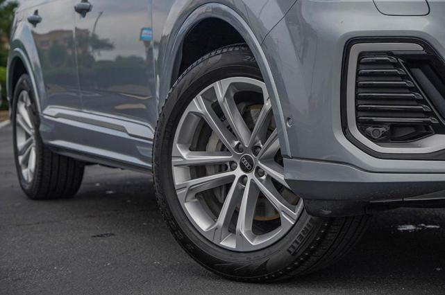 Photo of 2025 Satellite Silver Metallic Audi Q7