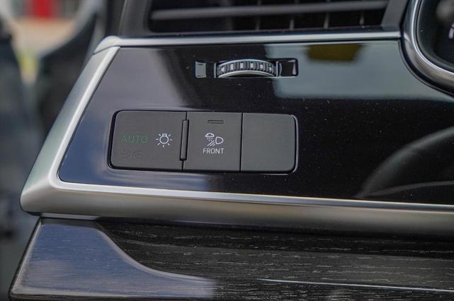 Photo of 2025 Satellite Silver Metallic Audi Q7