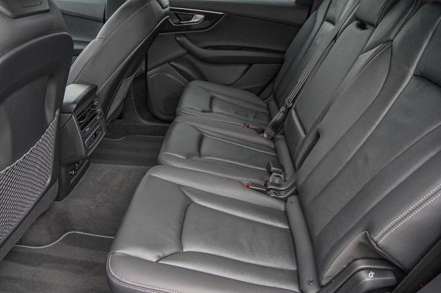 Photo of 2025 Satellite Silver Metallic Audi Q7