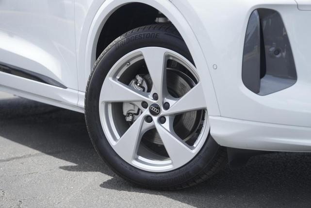 Photo of 2025 Glacier White Metallic Audi Q5