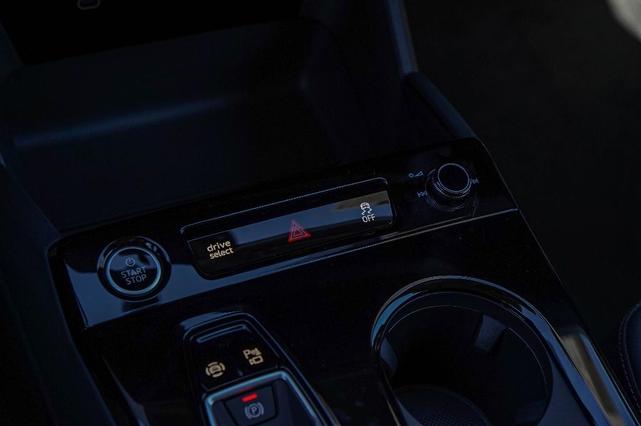 Photo of 2025 Manhattan Gray Metallic Audi Q6 e-tron