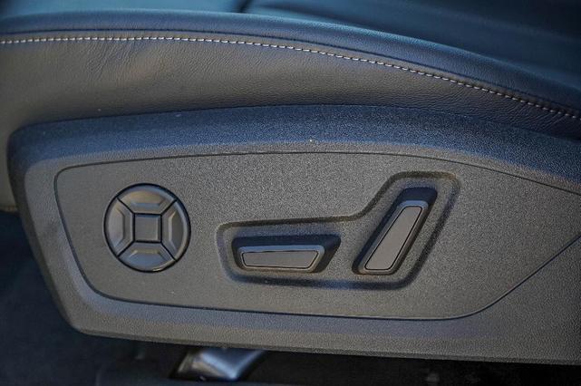 Photo of 2025 Manhattan Gray Metallic Audi Q6 e-tron