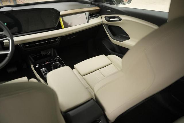 Photo of 2025 Manhattan Gray Metallic Audi Q6 e-tron