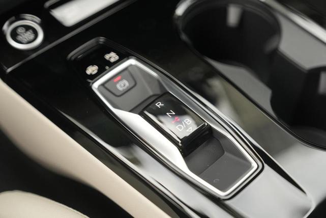Photo of 2025 Manhattan Gray Metallic Audi Q6 e-tron