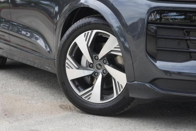 Photo of 2025 Manhattan Gray Metallic Audi Q6 e-tron