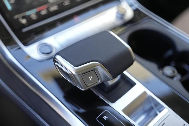 Photo of 2025 Glacier White Metallic Audi Q7
