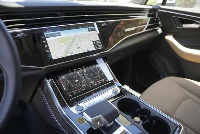 Photo of 2025 Glacier White Metallic Audi Q7