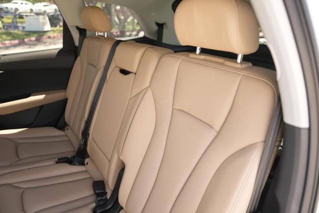 Photo of 2025 Glacier White Metallic Audi Q7