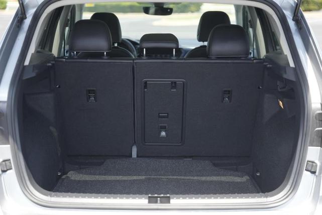 Photo of 2023 Pyrite Silver Metallic Volkswagen Taos