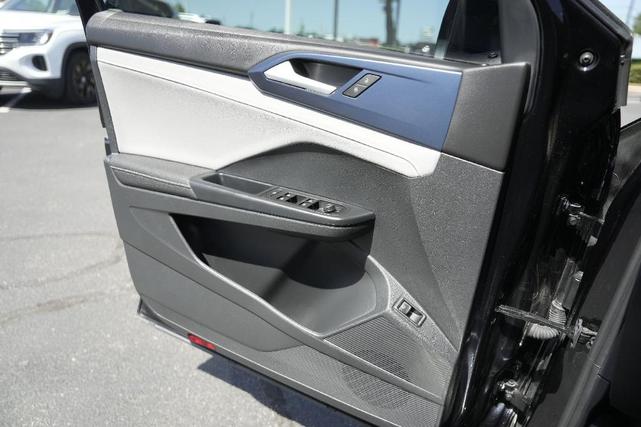 Photo of 2024 Deep Black Pearl Effect Volkswagen Taos