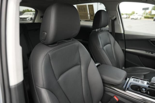 Photo of 2023 Satellite Silver Metallic Audi Q7