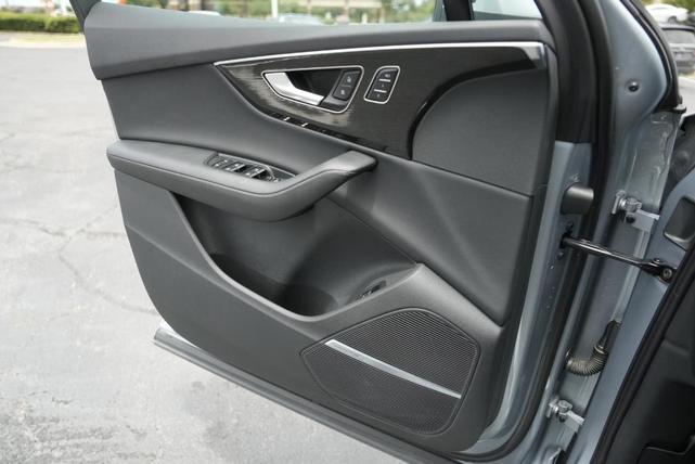 Photo of 2023 Satellite Silver Metallic Audi Q7