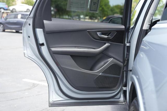 Photo of 2023 Satellite Silver Metallic Audi Q7