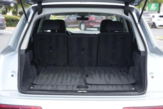 Photo of 2023 Satellite Silver Metallic Audi Q7