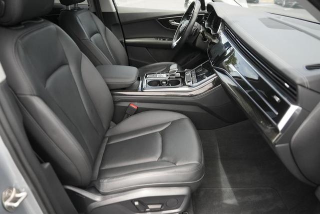 Photo of 2023 Satellite Silver Metallic Audi Q7
