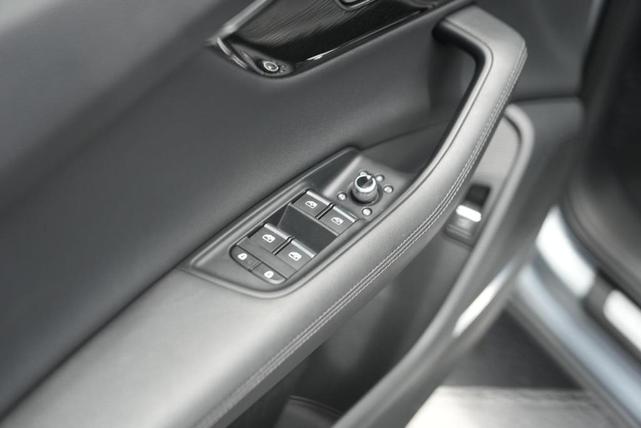 Photo of 2023 Satellite Silver Metallic Audi Q7