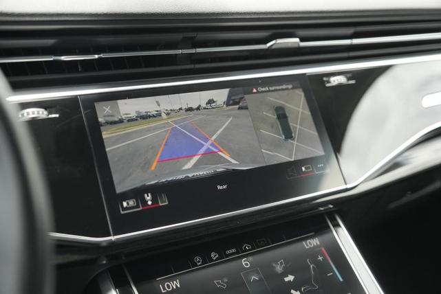 Photo of 2023 Satellite Silver Metallic Audi Q7