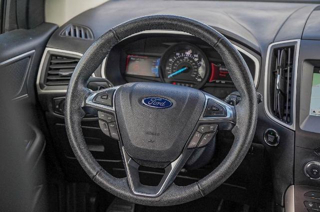 Photo of 2017 White Platinum Tri-Coat Metallic Ford Edge