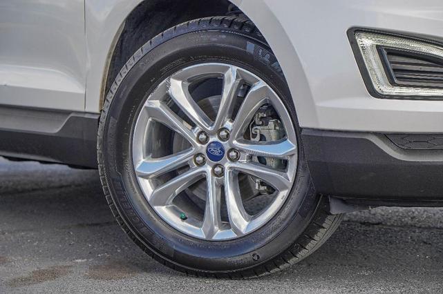 Photo of 2017 White Platinum Tri-Coat Metallic Ford Edge