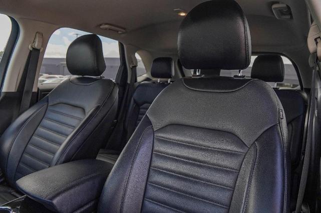 Photo of 2017 White Platinum Tri-Coat Metallic Ford Edge