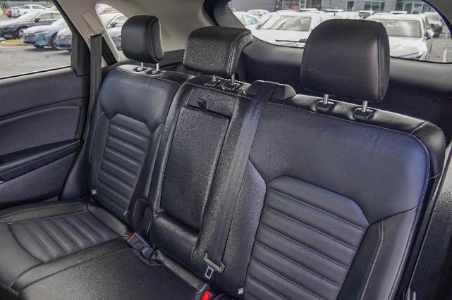 Photo of 2017 White Platinum Tri-Coat Metallic Ford Edge