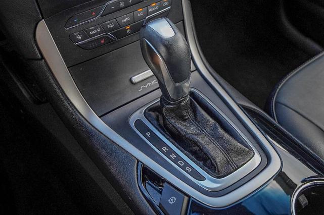 Photo of 2017 White Platinum Tri-Coat Metallic Ford Edge