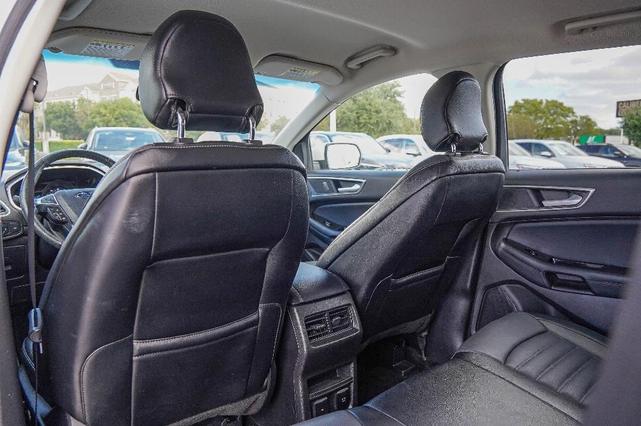 Photo of 2017 White Platinum Tri-Coat Metallic Ford Edge