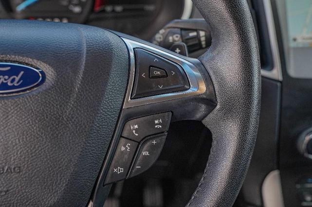 Photo of 2017 White Platinum Tri-Coat Metallic Ford Edge