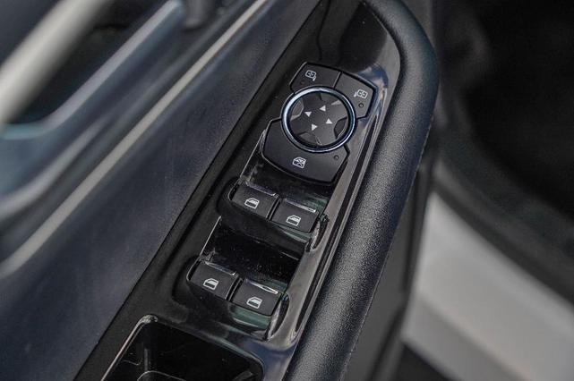 Photo of 2017 White Platinum Tri-Coat Metallic Ford Edge