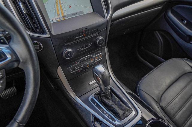 Photo of 2017 White Platinum Tri-Coat Metallic Ford Edge