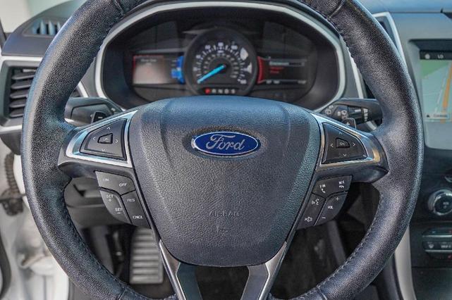 Photo of 2017 White Platinum Tri-Coat Metallic Ford Edge
