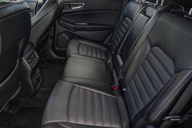 Photo of 2017 White Platinum Tri-Coat Metallic Ford Edge