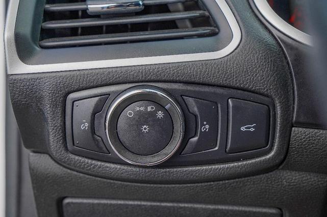 Photo of 2017 White Platinum Tri-Coat Metallic Ford Edge