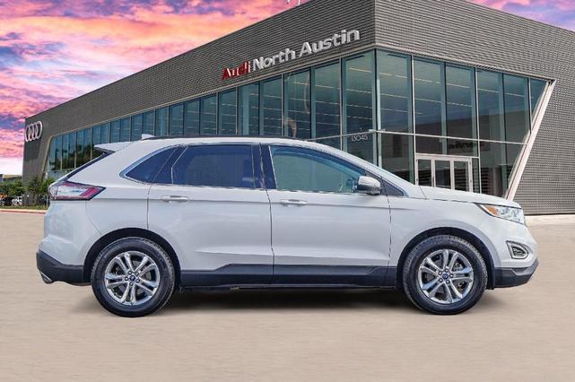 Photo of 2017 White Platinum Tri-Coat Metallic Ford Edge