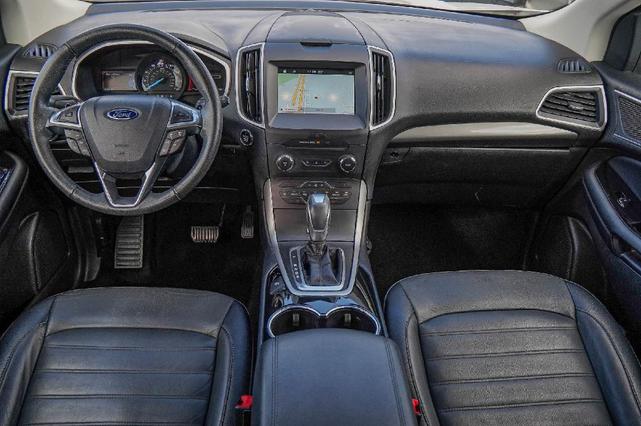 Photo of 2017 White Platinum Tri-Coat Metallic Ford Edge