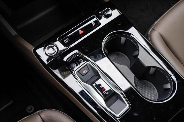 Photo of 2025 Manhattan Gray Metallic Audi Q6 e-tron