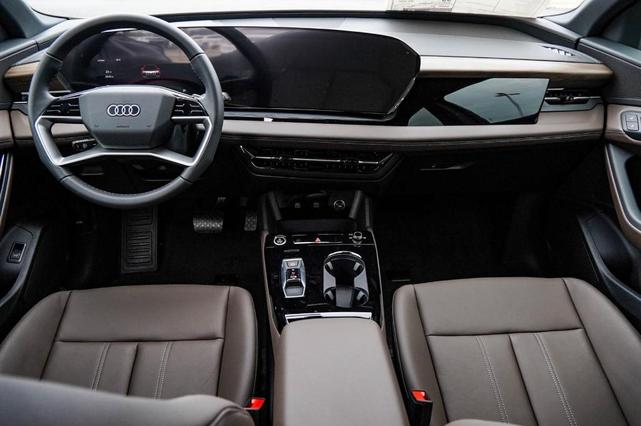 Photo of 2025 Manhattan Gray Metallic Audi Q6 e-tron
