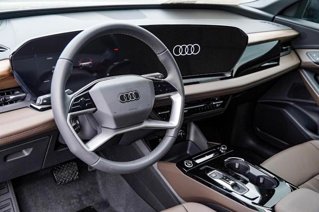 Photo of 2025 Manhattan Gray Metallic Audi Q6 e-tron