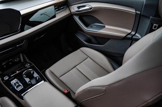 Photo of 2025 Manhattan Gray Metallic Audi Q6 e-tron
