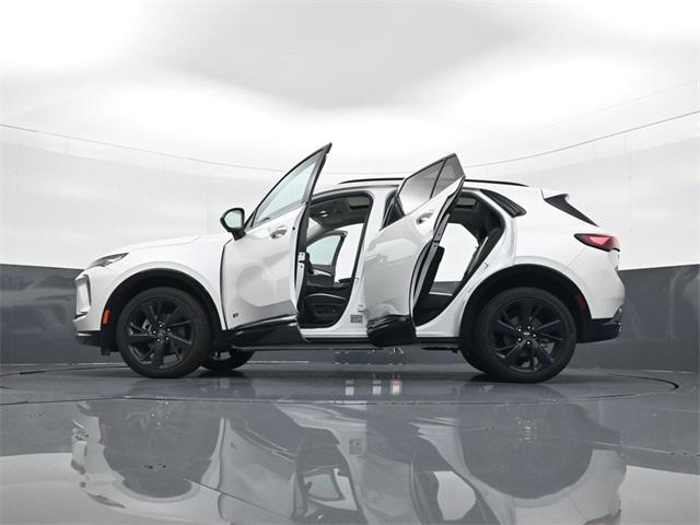 Photo of 2025 White Frost Tricoat Buick Envision