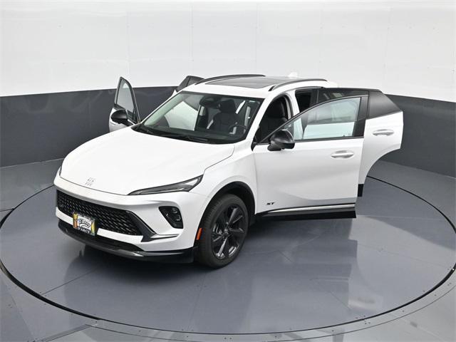 Photo of 2025 White Frost Tricoat Buick Envision