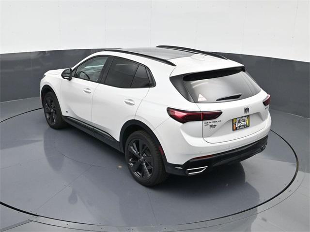 Photo of 2025 White Frost Tricoat Buick Envision