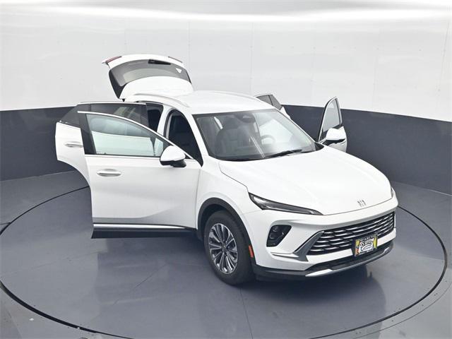 Photo of 2025 Summit White Buick Envision