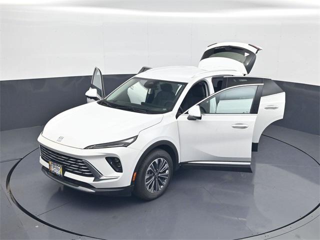 Photo of 2025 Summit White Buick Envision