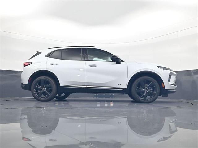 Photo of 2025 Iridescent White Tricoat Buick Envision