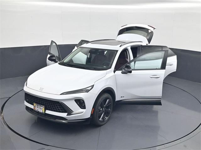 Photo of 2025 Iridescent White Tricoat Buick Envision