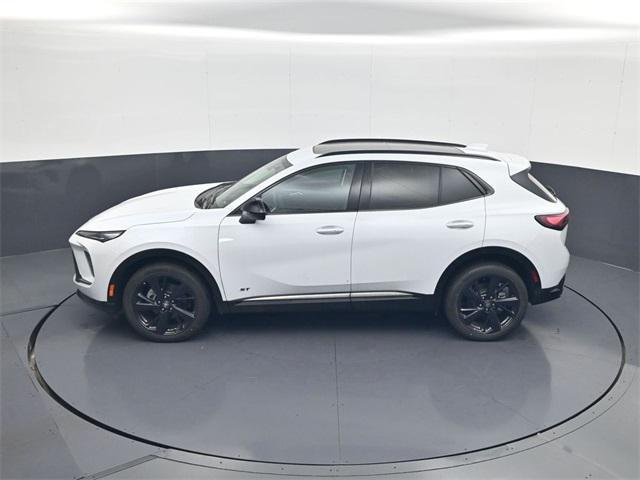 Photo of 2025 Iridescent White Tricoat Buick Envision