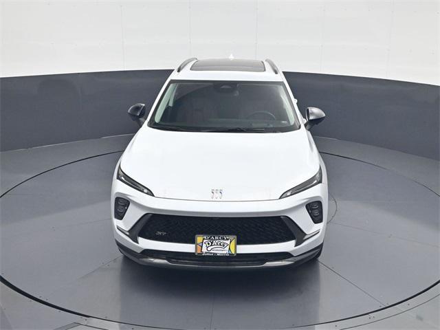 Photo of 2025 Iridescent White Tricoat Buick Envision