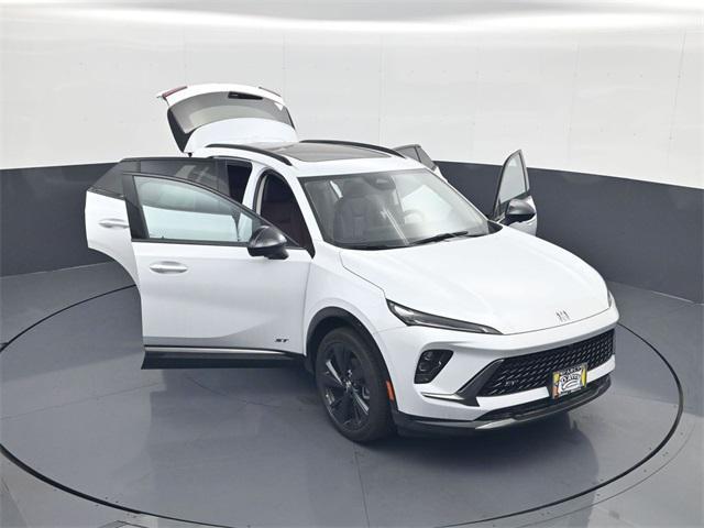 Photo of 2025 Iridescent White Tricoat Buick Envision